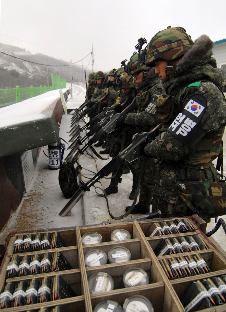 朝鮮昨日宣稱，韓國如依計畫在延坪島（Yeonpyeong）進行實彈火砲演習，朝鮮半島將出現「災難」。圖為韓國為軍事演習進行準備的情況。圖片來源:達志影像/美聯社   