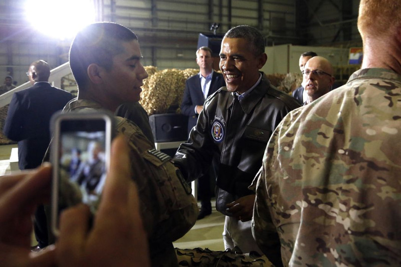 阿富汗當地時間25日深夜，美國總統歐巴馬（Barack Obama）突然到訪位在喀布爾附近的美軍空軍基地，慰問駐守當地的美國士兵。圖片來源：達志影像/路透社   