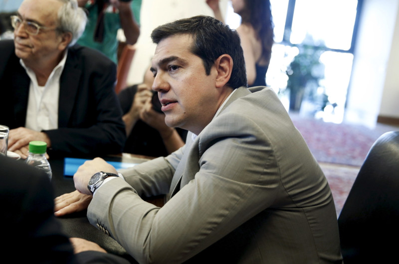 拖延5個月的希臘紓困談判在26日出現戲劇性轉折。希臘總理齊普拉斯（Alexis Tsipras）在全國電視演說中，要求在7月5日就三大債權人要求的嚴苛紓困條件舉行公投。圖片來源：達志影像/路透社   