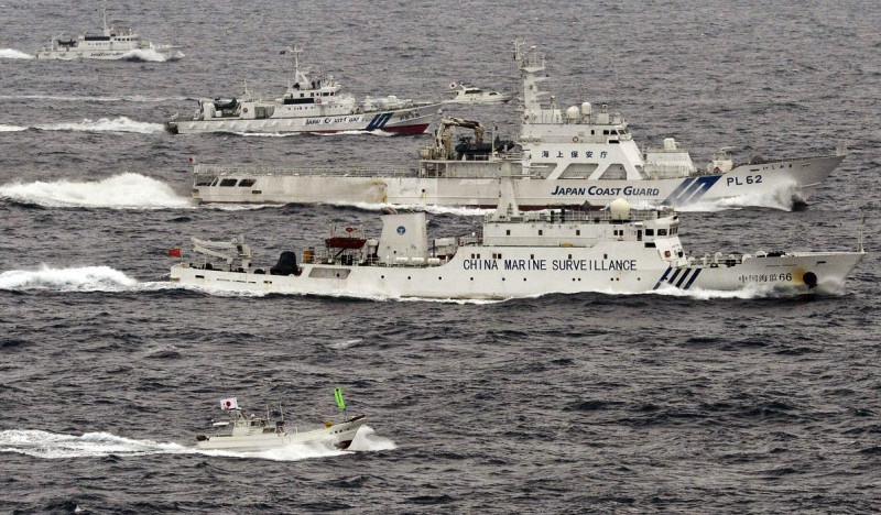 中國公務船隻頻頻駛入尖閣諸島的爭議海域，引起日方高度警戒。圖片來源：達志影像/路透社資料照片   