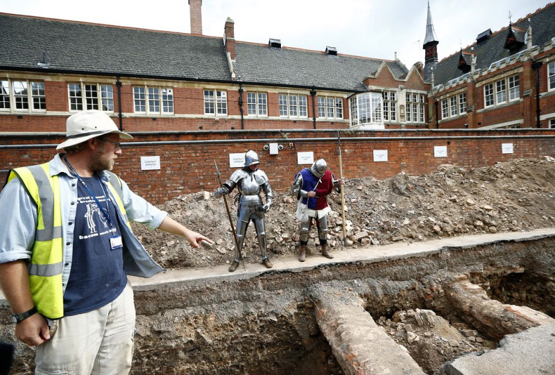 考古學家在埋有英王理查三世的萊徹斯特停車場（圖）發現1具棺中棺。圖片來源：達志影像/路透社資料照片。   