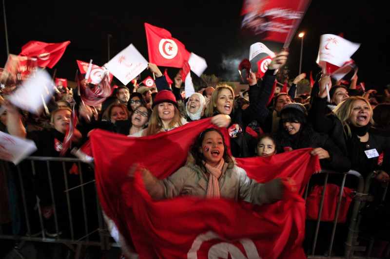 熱情的民眾擁護「突尼西亞呼聲黨」(Call of Tunisia)的埃塞卜西。圖片來源：達志影像/路透社。   