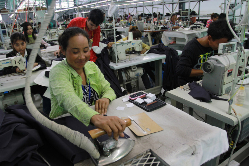 圖為2015年1月5日柬埔寨成衣工廠的工作情形。圖片來源：世界銀行，Chhor Sokunthea攝。   