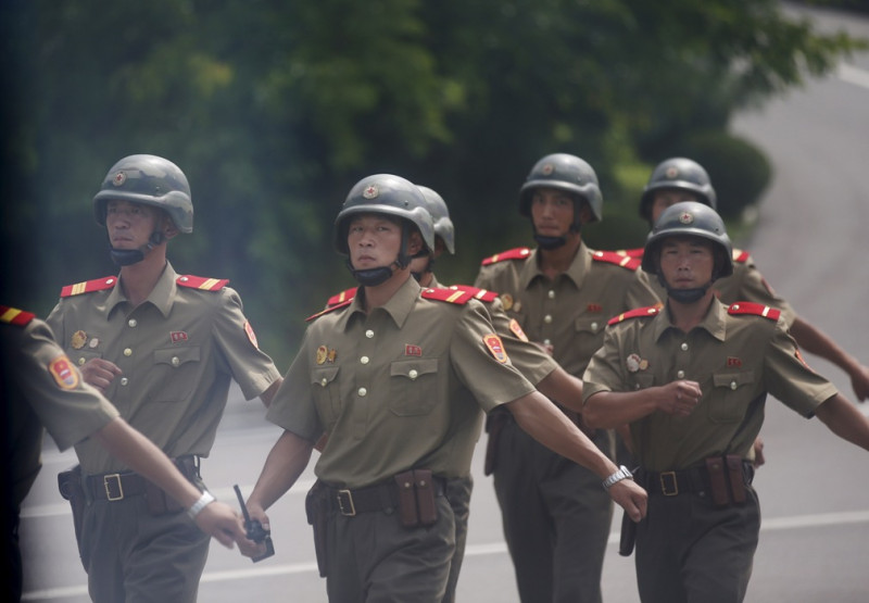 韓國軍方指責朝鮮在兩韓邊境非軍事區埋設地雷，導致2名韓國士兵在4日被炸傷，朝鮮半島緊張情勢升高，一觸即發。圖為朝鮮士兵在板門店非軍事區 (DMZ)巡邏。圖片來源：達志影像/路透社   