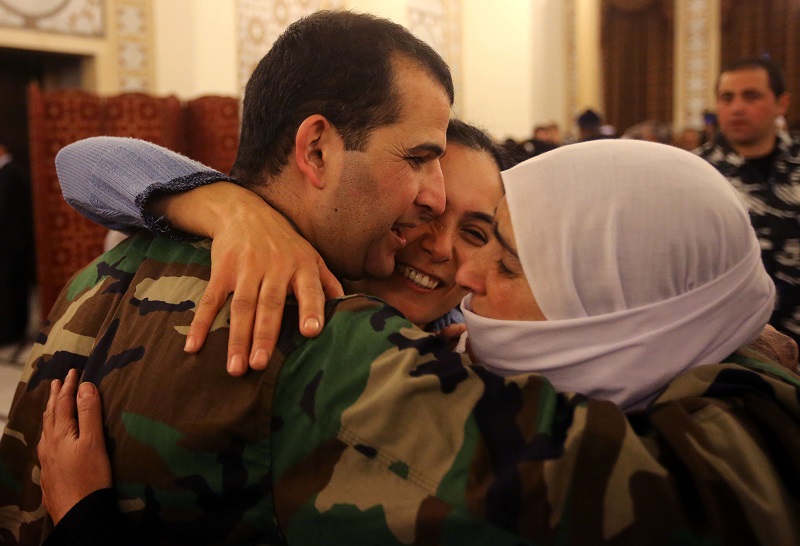 蓋達恐怖組織（Al Qaeda）的敘利亞分支努斯拉陣線1日釋放16名黎巴嫩軍警，一名獲釋士兵開心地與家人擁抱。圖片來源：達志影像/美聯社   
