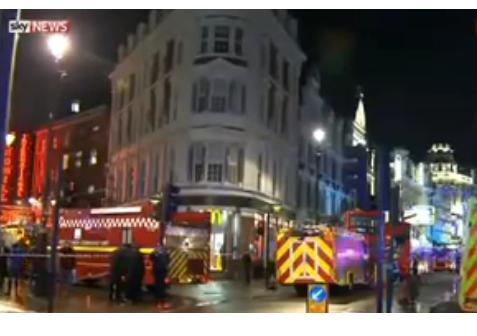 倫敦百年老劇院「阿波羅劇院」19日晚上演出時，屋頂突然崩塌，救護車紛紛趕到救援。圖：翻攝自網路   