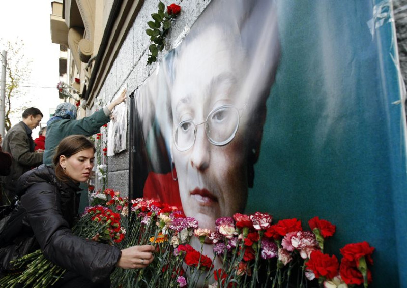 因勇於批判克里姆林宮而聲名卓著的俄羅斯記者波利特科夫斯卡婭(Anna Politkovskaya)在2006年10月7日遇刺身亡。民眾在她位於莫斯科市中心的公寓前，獻花致意。圖片來源：達志影像/路透社資料照片。   