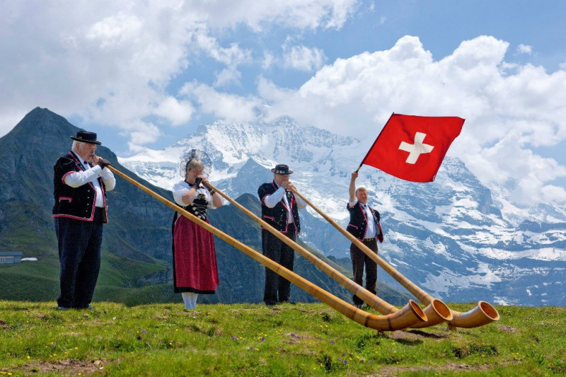 瑞士獲得聯合國「世界快樂報告」評選為2015年世界最快樂國家，圖為瑞士人民吹奏傳統樂器。圖：翻攝自Switzerland|Schweiz|Suisse|Svizzera臉書粉絲團   