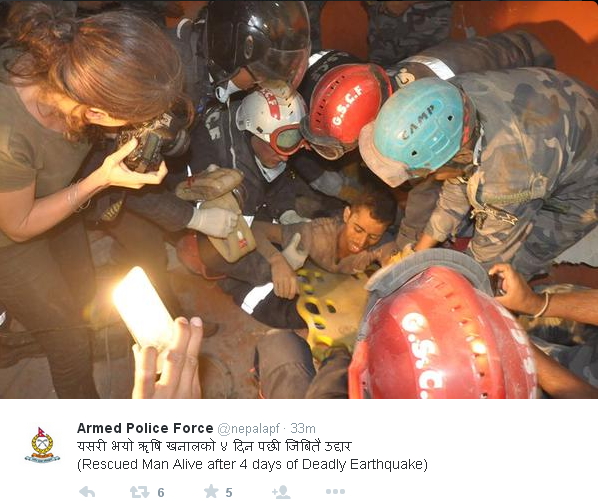 尼泊爾搜救隊從瓦礫堆中，救出受困80小時的28歲男子柯乃爾。圖：翻攝自推特   
