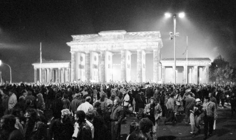 1990年10月3日，成千上萬的德國人聚集在柏林布蘭登堡門前，慶祝東西德統一。圖片來源：達志影像/路透社   