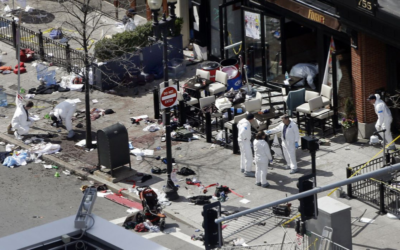 美國調查單位發現，在波士頓馬拉松爆炸案的其中一枚炸彈上發現女性DNA。圖為爆炸現場。圖片來源：達志影像/美聯社資料照片。   