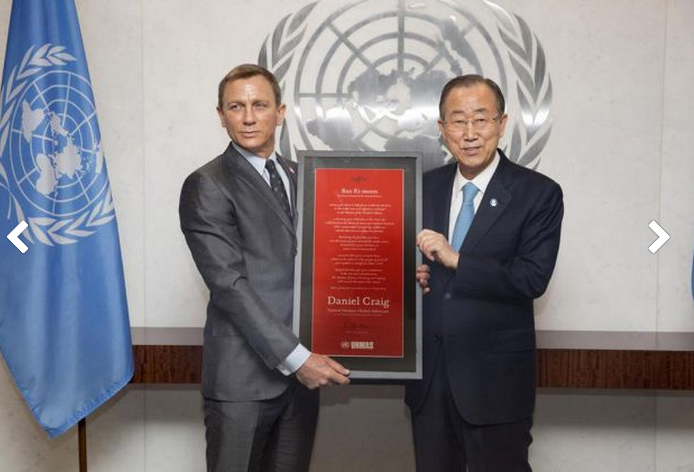 聯合國秘書長潘基文（右）正式任命丹尼爾克雷格，擔任聯合國的掃雷親善大使。圖：翻攝聯合國官網   