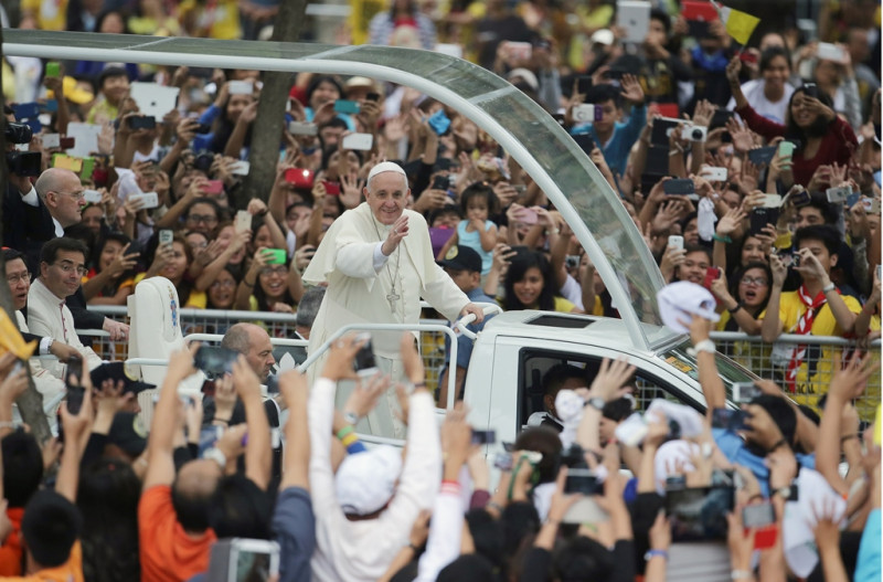 天主教宗方濟各（Pope Francis）今(18)日下午3時30分主持位於黎剎公園（Rizal Park）的露天彌撒，當教宗出現在彌撒現場時，現場民眾高興地大聲歡呼，場面歡聲雷動。圖片來源：達志影像/美聯社   