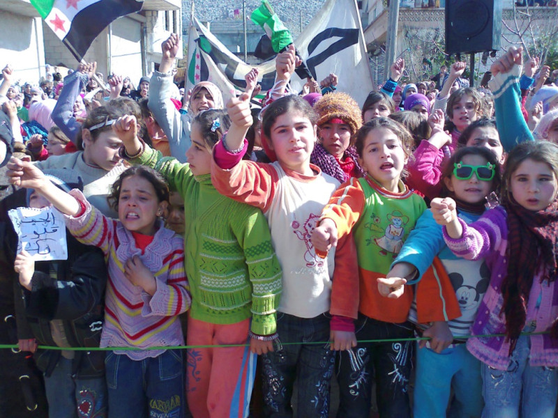 敘利亞荷姆斯(Homs)發生逾200人大屠殺事件，當地年輕女孩也參加抗議政府暴行的行列。圖片來源:達志影像/路透社   