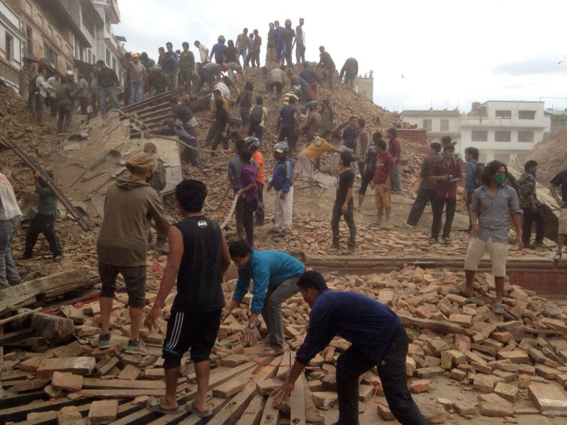 尼泊爾首都發生7.9地震，引起大量建築物倒塌。圖：達志影像/美聯社   