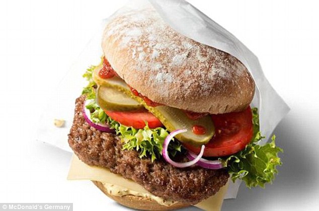 為擴大客戶群，全球速食龍頭麥當勞從下周10月1日至11月18日，限時在德國發售百分百有機漢堡McB。圖：翻攝自麥當勞官網   