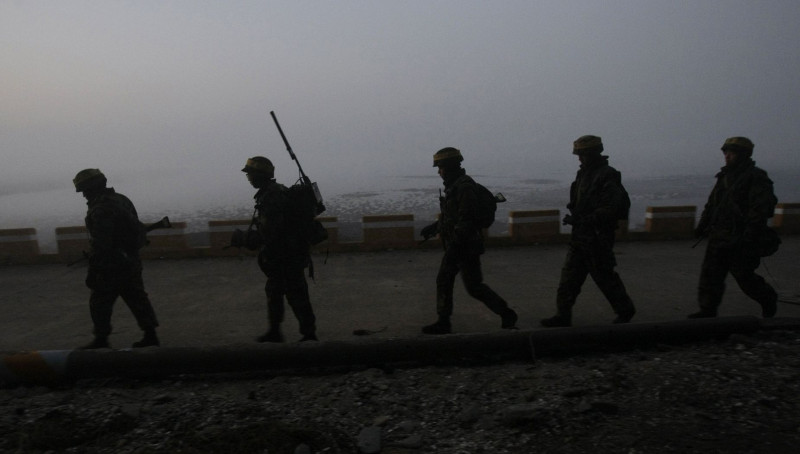 20日早上，韓國海軍陸戰隊正在延坪島（Yeonpyeong）沿著海岸進行巡邏。圖片來源：達志影像/美聯社。   