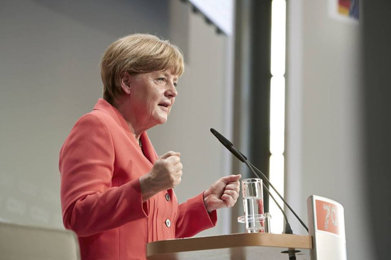 德國聯邦總理梅克爾表示，預計將接納80萬難民，而德國民眾也熱心提供相關物資。圖：翻攝梅克爾臉書   