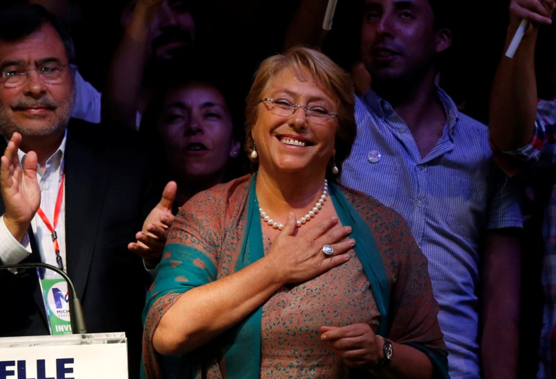 智利總統大選投票結果出爐，由現年62歲代表中道左派力量的前總統蜜雪兒‧巴綺蕾(Michelle Bachelet Jeria)以62%的得票率)再度當選。這是繼阿根廷總統克麗斯汀娜‧費南德茲(Christina Fernandez)、巴西總統迪爾瑪‧羅賽芙(Dilma Rousseff)之後，南美洲第3位左派女性總統出線，也形成3位左派女總統同時在職的現況。圖片來源：達志影像/路透社。   