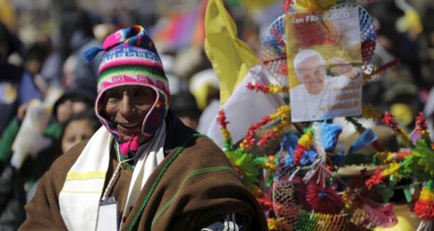 出身阿根廷的教宗方濟各此次他回到南美洲，在厄瓜多和波利維亞都呼籲拉丁美洲要團結合作。圖片來源：達志影像/路透社   