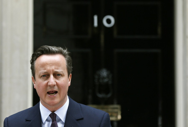 執政的保守黨獲得議會過半席位，首相卡麥隆（David Cameron）連任成功，前往白金漢宮覲見女王後，在首相府門外發表談話，強調將獨立籌組新內閣。圖片來源：達志影像/路透社   