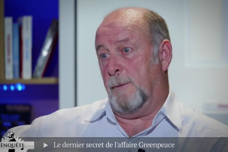法國情報部門的1名潛水員讓-拉克•吉斯特在接受調查新聞網站Mediapart專訪時，紅著眼眶說明炸沉彩虹勇士號的情形。圖：翻攝Mediapart網站   