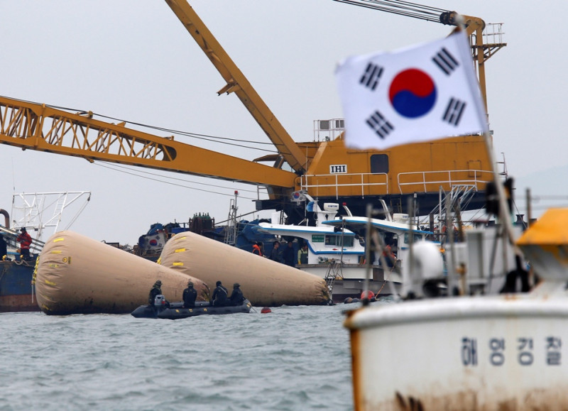 世越號客輪沉船一周年，韓國各地今(16)天都有追思禮拜的活動，韓國總統朴槿惠也特別為此發表談話。圖為當初的搜救景像。圖片來源：達志影像/路透社資料照片   