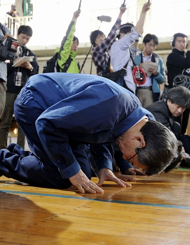 東京電力公司社長清水正孝4日前往福島縣二本松市體育館的安置點，向受福島第一核電廠災變影響在該處避難的福島縣浪江町居民下跪道歉。圖片來源:達志影像/路透社   