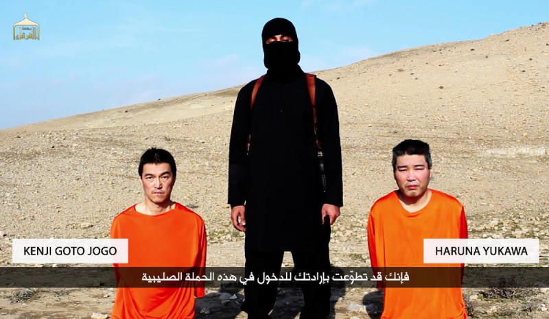 伊斯蘭國綁架2名日本人質，要脅日本政府72小時內交出美金2億元贖金，否則將處決這2人。圖：翻攝自IS網路影片   