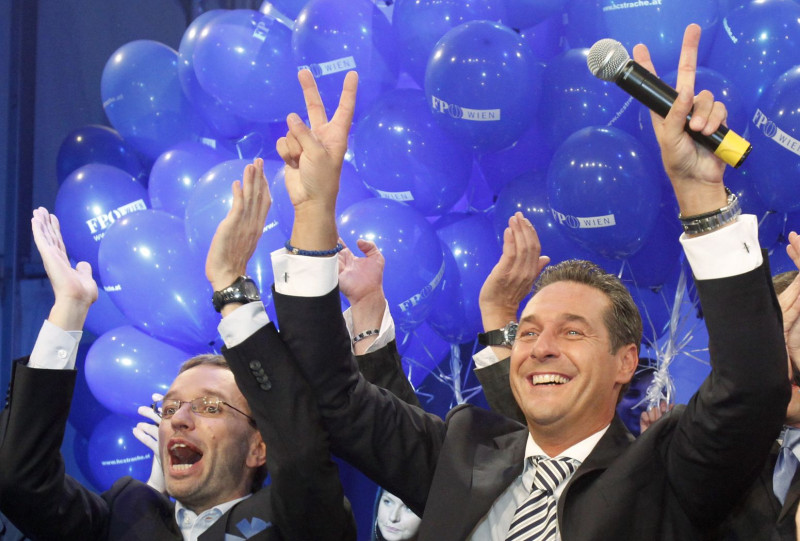 奧地利自由黨現任黨魁史特拉赫（右），10日獲知該黨在維也納市選舉中獲得27.1%的選票後，高興地與支持者一起慶賀。圖片來源：達志影像/路透社。   