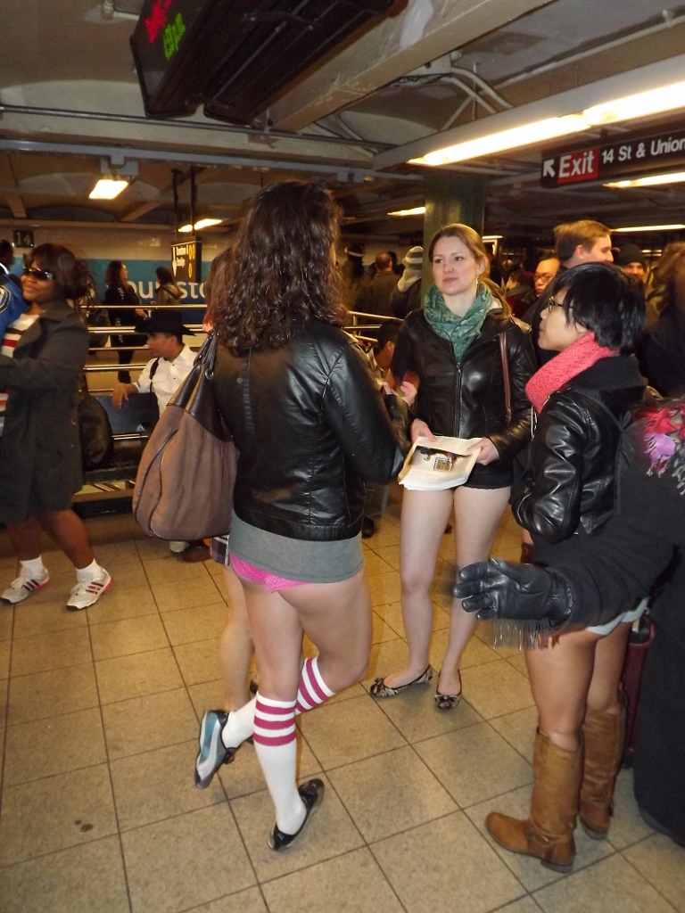 不少都是好友三五成群，一起搞笑參加無褲搭地鐵日。圖片：NYDECO/攝。   