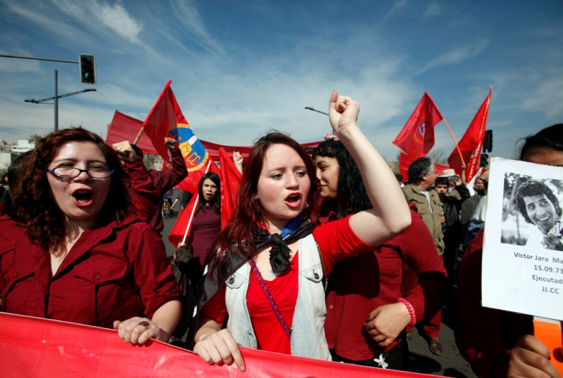 6萬名智利人昨(8)日上街遊行，為當年被皮諾契(Augusto Pinochet)獨裁政權迫害的人討公道。圖片來源：達志影像/美聯社。   
