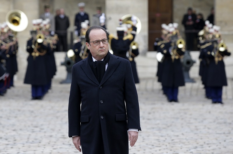 法國總統歐蘭德27日主持追悼巴黎恐怖攻擊罹難者儀式，強調將盡一切力量摧毀伊斯蘭國（IS）邪惡勢力。
圖片來源：達志影像/路透社   