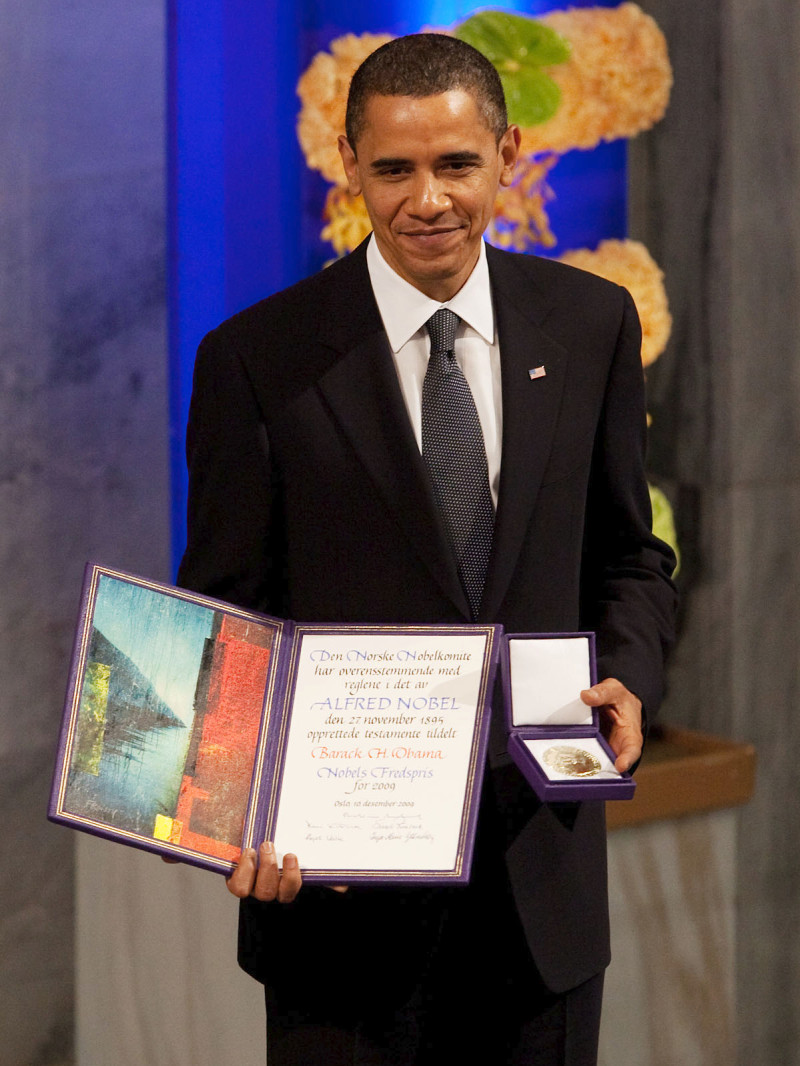 2009年諾貝爾和平獎得主歐巴馬面對是否出兵敘利亞議題可說進退維谷。圖為歐巴馬2009年12月在奧斯陸展示自己的諾貝爾和平獎獎章和證書。圖片來源：美國白宮。   
