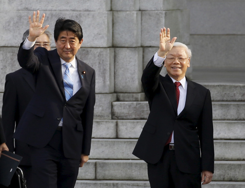 日本首相安倍晉三（左）15日接待第一次訪問東京的越南共產黨中央委員會總書記阮富仲，在對談後發表聲明，表達對南海局勢的嚴重關切。圖片來源：達志影像/路透社   