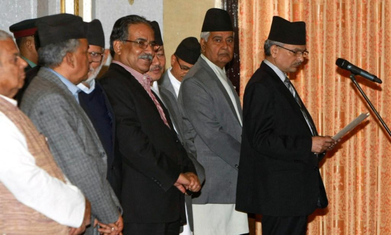 尼泊爾總理巴塔萊(Baburam Bhattarai)(右一)五月五日才宣誓就職，但因為制憲會議未能在27日的最後期限對新憲法的初稿達成共識，他宣布制憲會議解散重選。圖片來源:達志影像/美聯社   