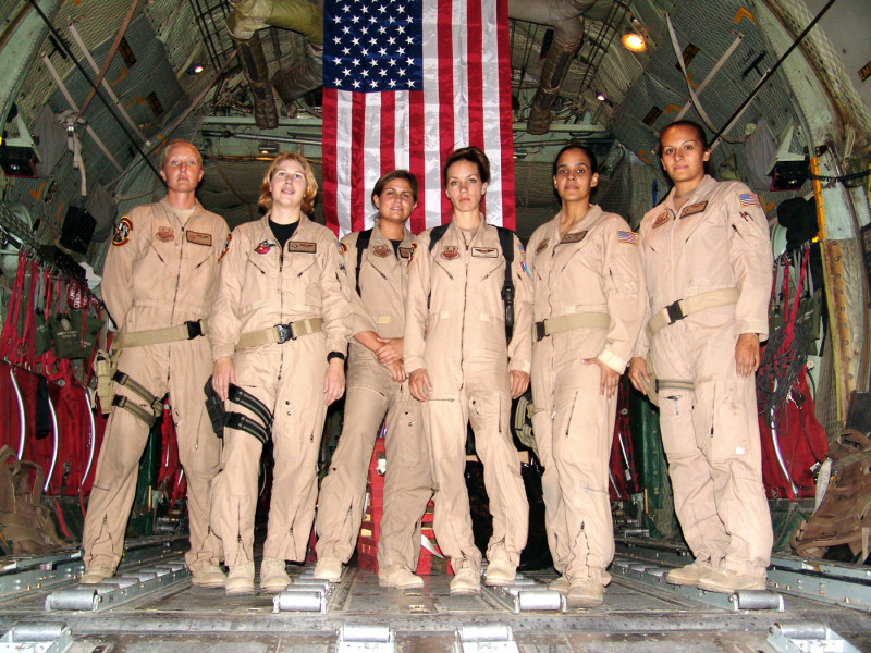 女力創造歷史！2005年10月3日，這六位女性飛行員是美國國防部首次核准全部由女性組成的飛行戰鬥任務小組。圖片來源：美國國防部官方網站。   