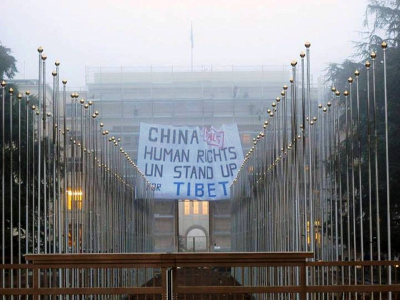 一名聯合國發言人向路透社表示，週二早上就在聯合國人權理事審議中國人權紀錄之前，至少3名來自「自由西藏學生運動」(Students for a Free Tibet，SFT)組織的示威者，爬上日內瓦聯合國歐洲總部萬國宮(Palais des Nations)的鷹架，拉開寫有「中國人權─聯合國關注西藏」(CHINA HUMAN RIGHTS UN STAND UP for TIBET)的橫幅，抗議北京政府對西藏的政策。圖片來源：SFT臉書粉絲專頁。   