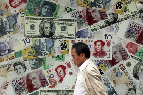 香港一名男子走過外幣交易所。圖片來源:達志影像/路透社。   