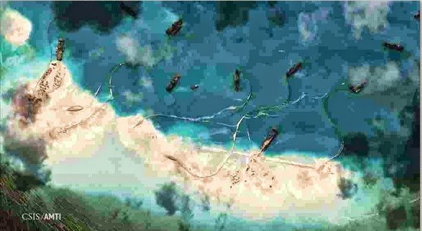 中國近來在南海展開填海造島作業，引發各國強烈的關注。圖為美濟礁島邊有多艘挖泥船衛星照片。圖：翻攝自AMTI官網   