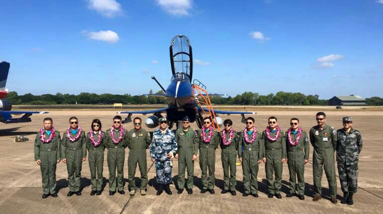 泰國首度與中國空軍攜手軍事演習，雙方軍官相見歡。圖：翻攝Royal Thai Air Force臉書   