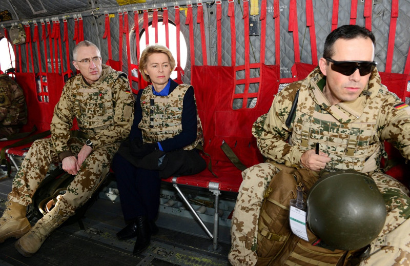 德國國防部長馮德爾萊恩(Ursula von der Leyen)發表聲明指出：「伊斯蘭國的殘忍無法被容忍認可，無論如何也非阻止不可。」圖為馮德爾萊恩(圖中)本(12)月14日搭乘德國空軍直升機訪問阿富汗首都喀布爾。圖片來源：達志影像/路透社。   
