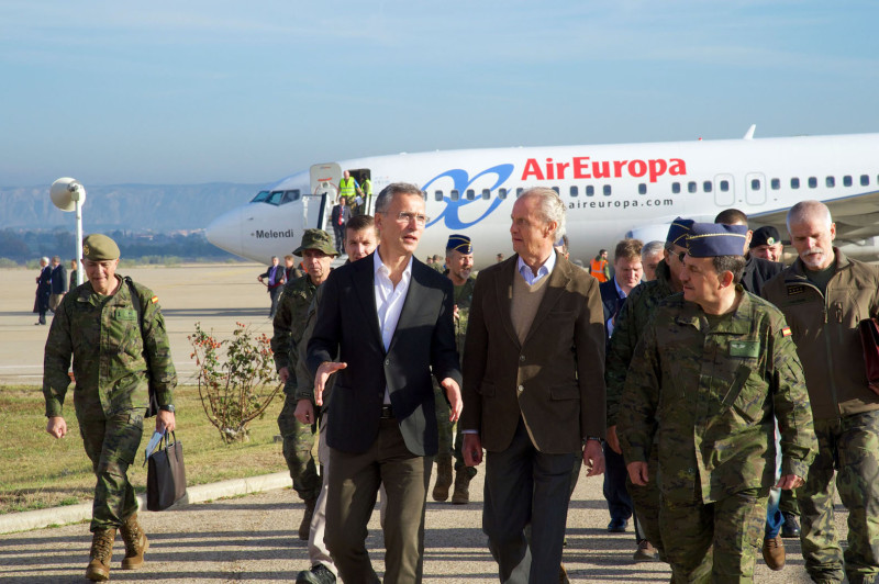 北約秘書長斯托爾滕貝格（前排左）與西班牙國防部長佩德羅（Pedro Morenés）等人，4日前往「三叉戟機點2015」聯合軍演地點聖格雷戈里奧訓練區視察。圖：翻攝NATO官網   