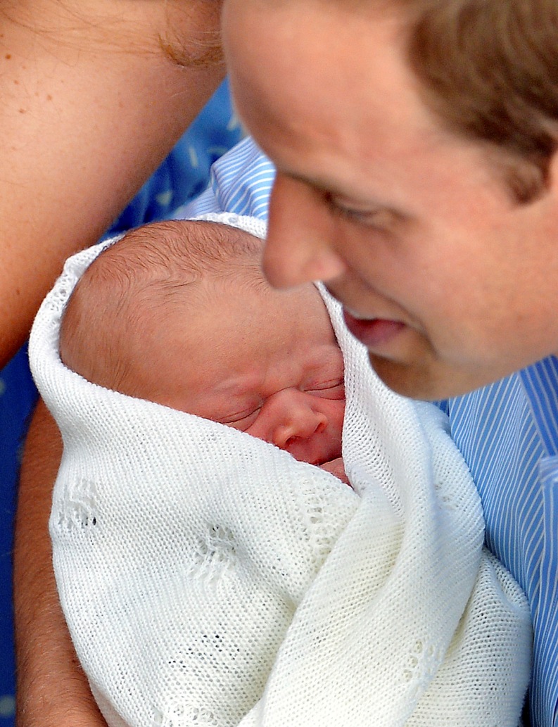 「皇家寶寶」命名確定了！威廉王子和凱特王妃(劍橋公爵夫婦)給他們剛出生的兒子起名為喬治‧亞歷山大‧路易斯George Alexander Louis)。圖片來源：達志影像/美聯社。   