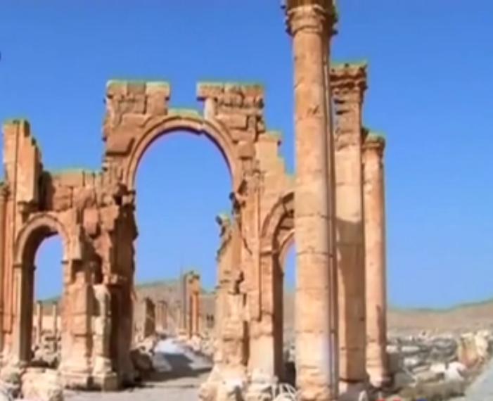 古城帕米拉的著名建築凱旋門，4日遭到IS炸得粉碎。圖：翻攝美國之音   