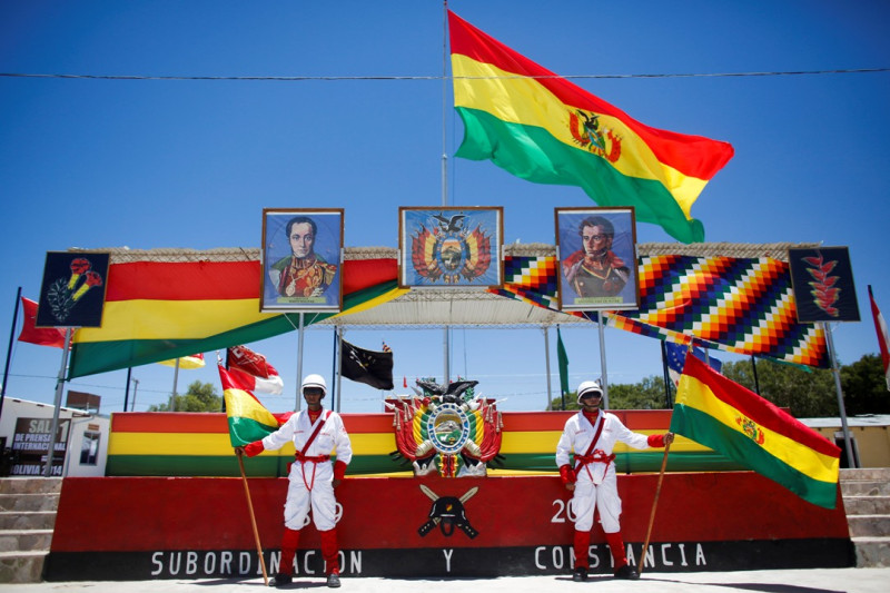 玻利維亞士兵昨(29)日在該國首都拉巴斯(La Paz)遊行示威，抗議軍方高層的種族歧視。圖片來源：達志影像/美聯社。   