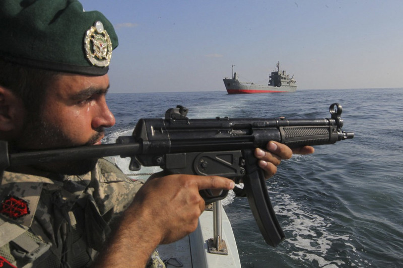 全球最重要的石油運送扼制點荷莫茲海峽，伊朗揚言封鎖，本週並在附近軍事演習，造成油價波動。(圖片來源:達志影像/路透社。)   