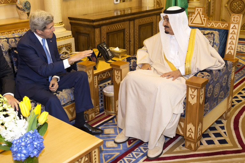沙烏地阿拉伯新王沙爾曼（右）接見美國國務卿約翰克里，針對伊朗核問題交換意見。圖片來源：達志影像/路透社   