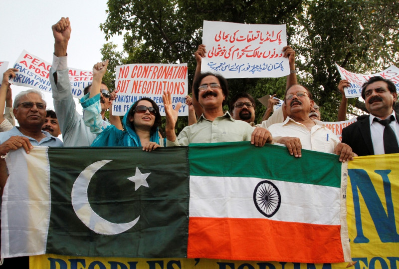 印度和巴基斯坦兩個擁有核武的敵對國家正打算重啟自今年1月以來就停滯不前的和平對談。圖為2010年7月14日和平運動者手執兩國國旗，支持印巴重啟和平對談的場景。圖片來源：達志影像/路透社。   