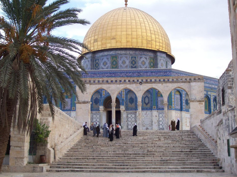 雖然以色列持續反對，但巴勒斯坦已逐漸得到歐洲多個國家的承認，圖為巴勒斯坦祈禱者參拜耶路撒冷的圓頂清真寺。圖：維基百科   